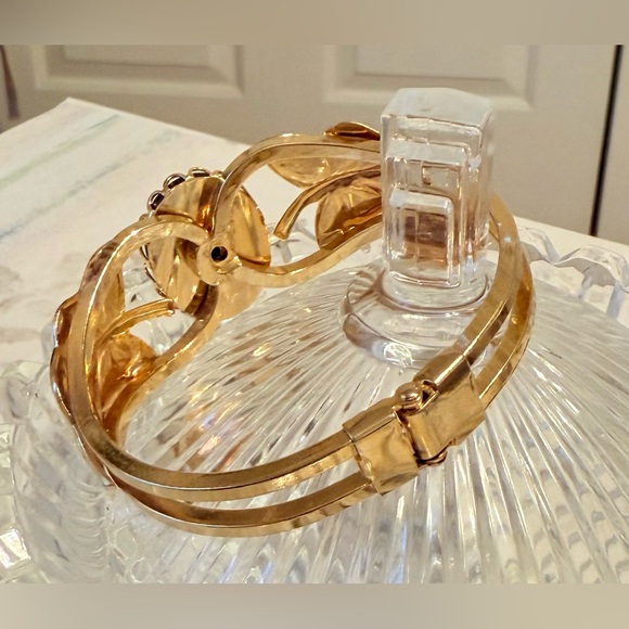 Vintage Gold Tone Hinged Bangle Bracelet w/Gemstone - Picture 13 of 16